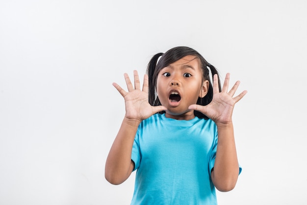 niña actuando grito en tiro del estudio