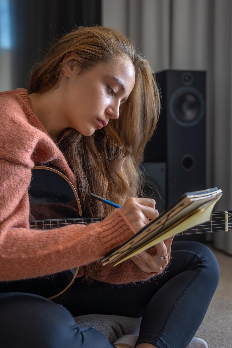 Foto gratuito niña adolescente aprendiendo a tocar la guitarra en casa niña componiendo música para la guitarra