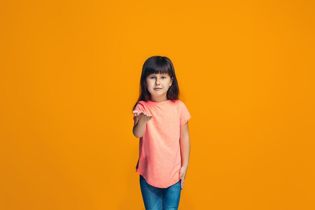 La niña adolescente feliz de pie y sonriente