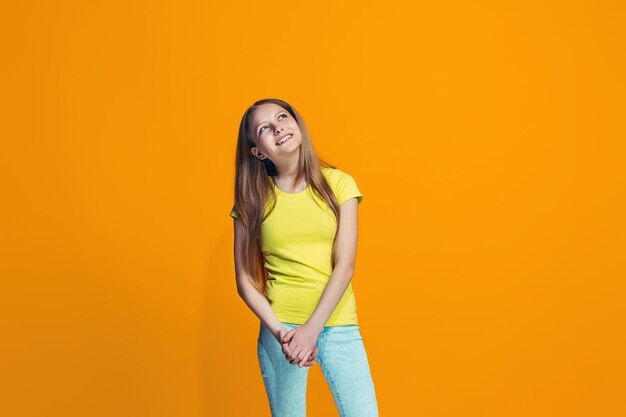 La niña adolescente feliz de pie y sonriente