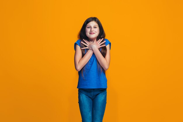 La niña adolescente feliz de pie y sonriente