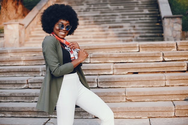 Niña africana en una ciudad de verano