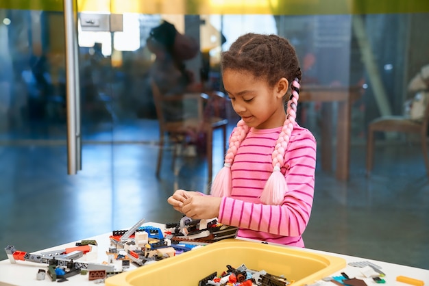 Foto gratuita niña africana con kit de construcción