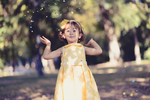 Foto gratuita niña alegre jugando con confeti