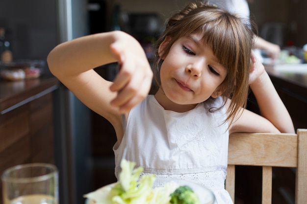 Niña almorzando al aire libre