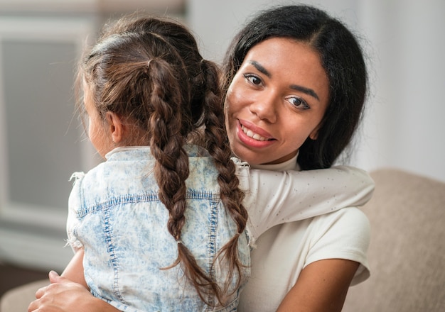 Foto gratuita niña de alto ángulo abrazando a mamá