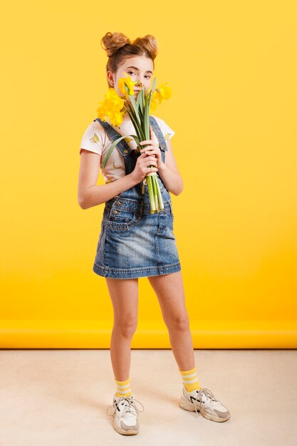 Niña de alto ángulo con flores