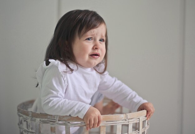 niña en el andador llorando