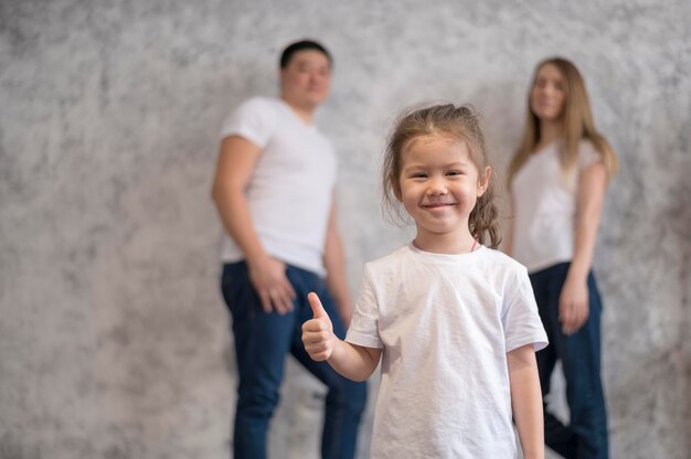 Niña de ángulo bajo y sus padres en casa