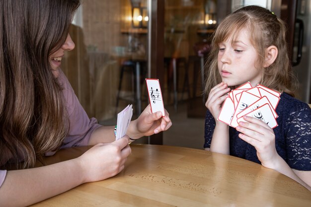 Una niña aprende notas de una manera lúdica, con la ayuda de tarjetas musicales especiales.