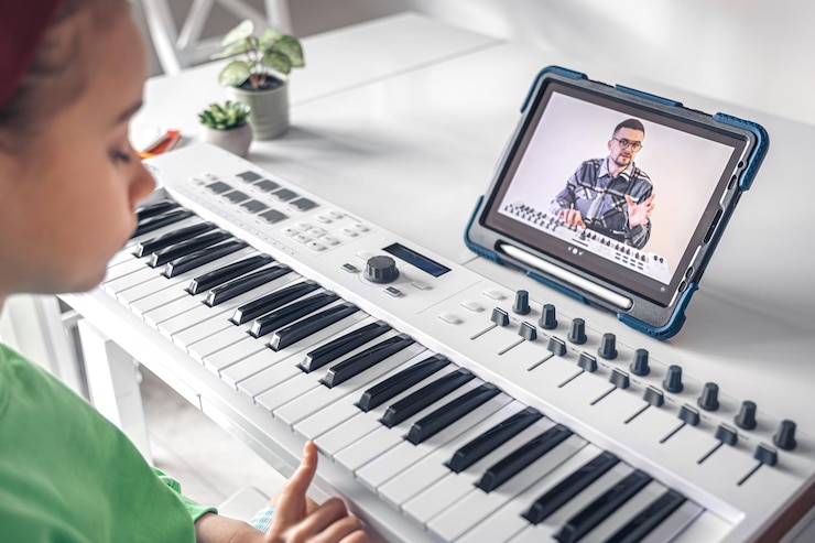 Foto gratuito niña aprende a tocar el piano con música de aprendizaje a distancia en línea