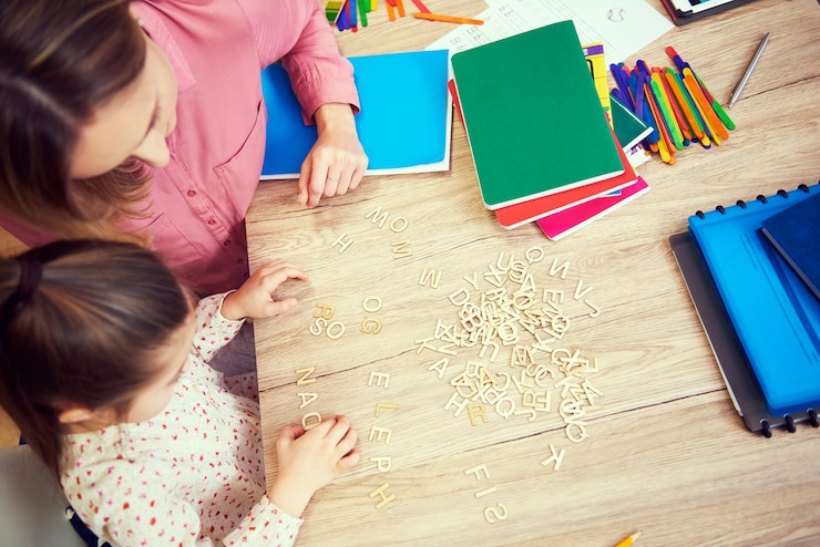 Foto gratuito niña aprendiendo el alfabeto en casa