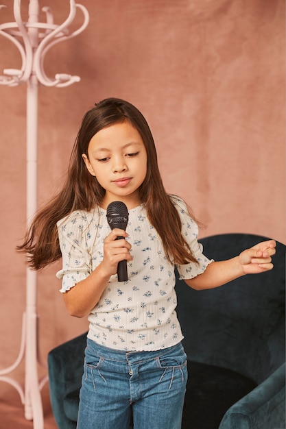 Foto gratuita niña aprendiendo a cantar en casa