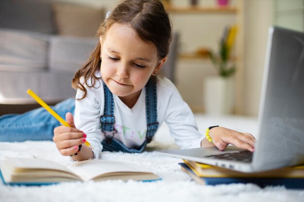 Niña aprendiendo a leer