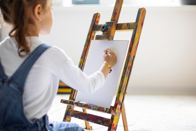 Niña aprendiendo a pintar