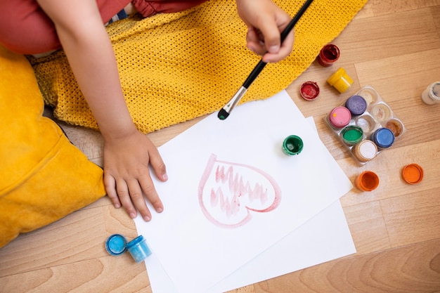 Niña aprendiendo a pintar