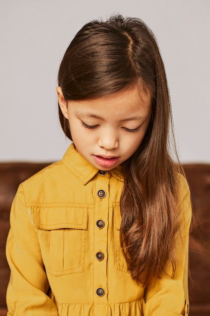 Niña aprendiendo a tocar el teclado electrónico en casa