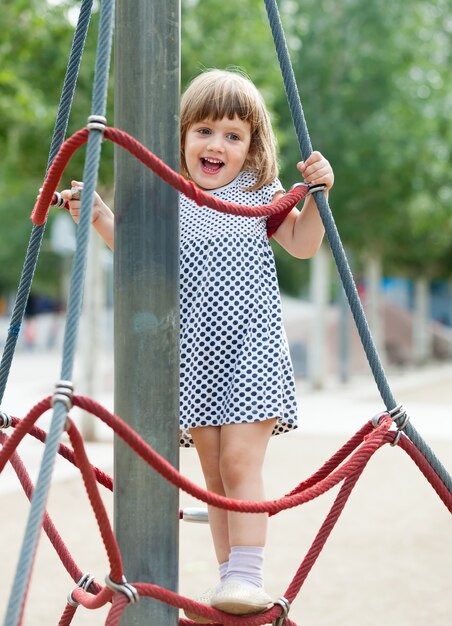 niña en el área de juegos en verano