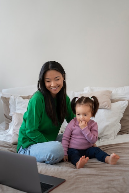 Niña asiática que pasa tiempo en casa con su madre