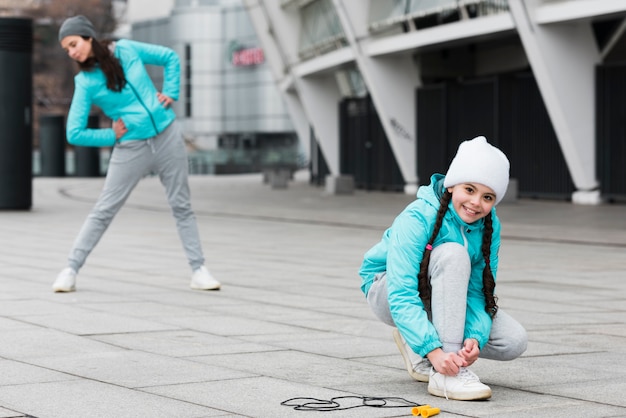 Niña atar cordones de los zapatos