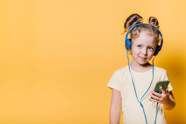 Niña con auriculares