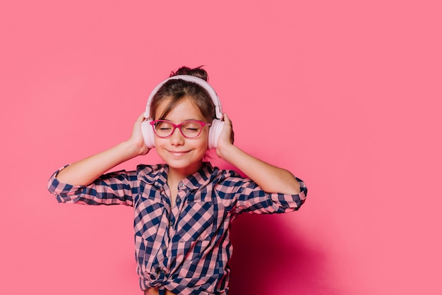 Foto gratuita niña con auriculares