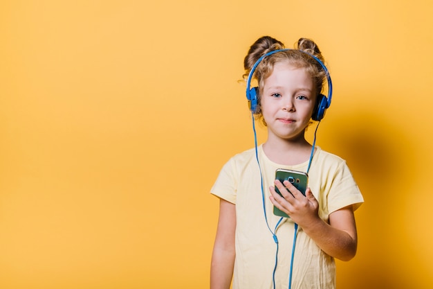 Foto gratuita niña con auriculares