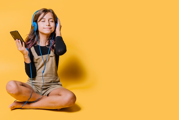 Foto gratuita niña con auriculares