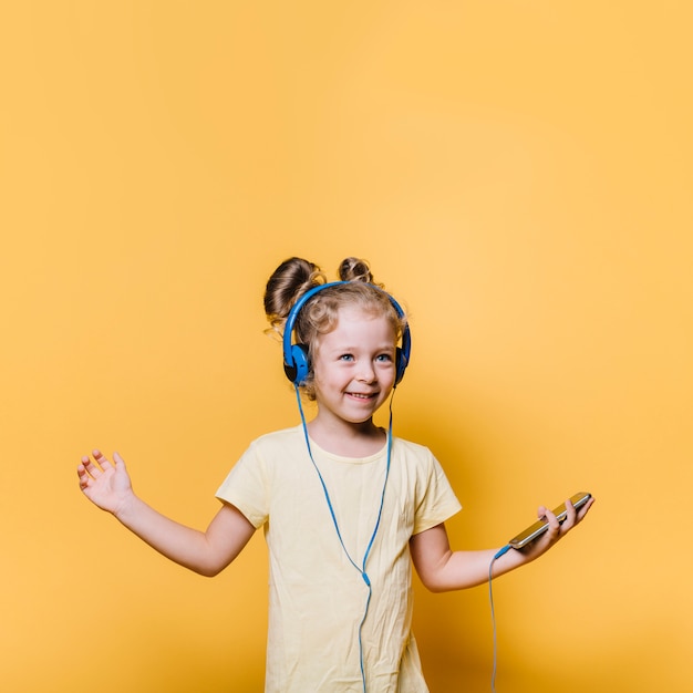 Niña con auriculares