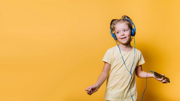 Niña con auriculares