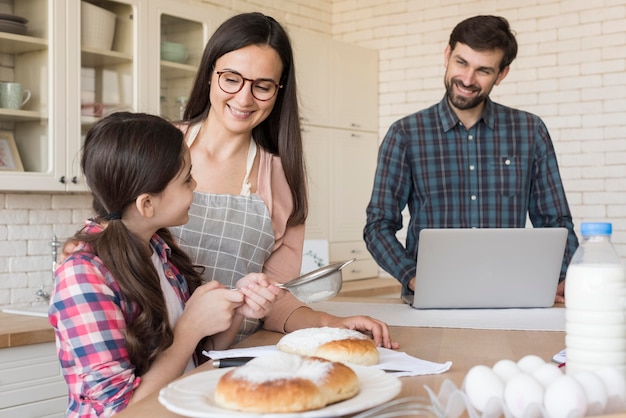 Foto gratuita niña ayudando a los padres a cocinar