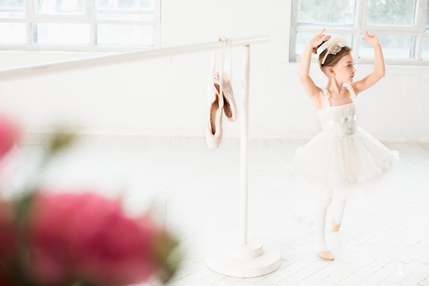 Niña bailarina en un tutú