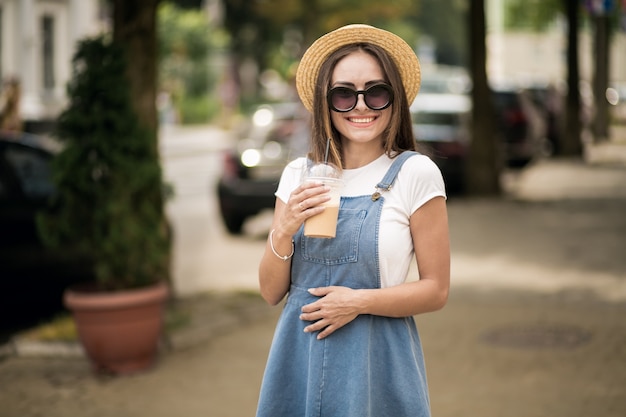 Niña bebiendo café