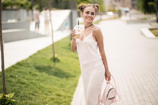 Niña bebiendo café