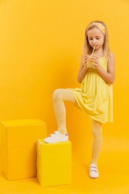 Niña bebiendo limonada