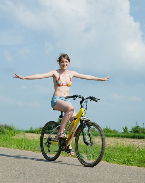 La niña va en bicicleta