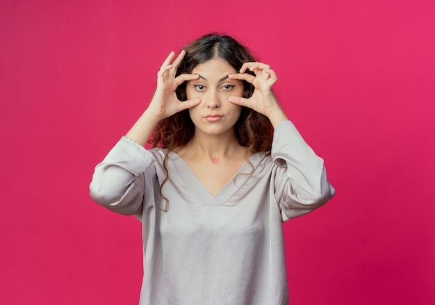 Foto gratuita niña bonita abriendo los ojos con las manos