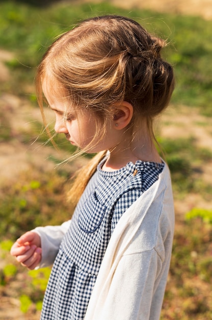 Foto gratuita niña bonita al aire libre cerca