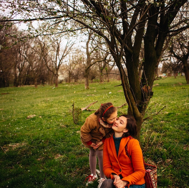 La niña bonita besando a su madre