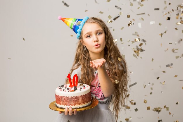 Niña bonita celebrando el aniversario de diez años