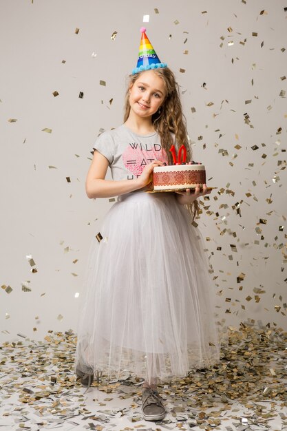 Niña bonita celebrando el aniversario de diez años