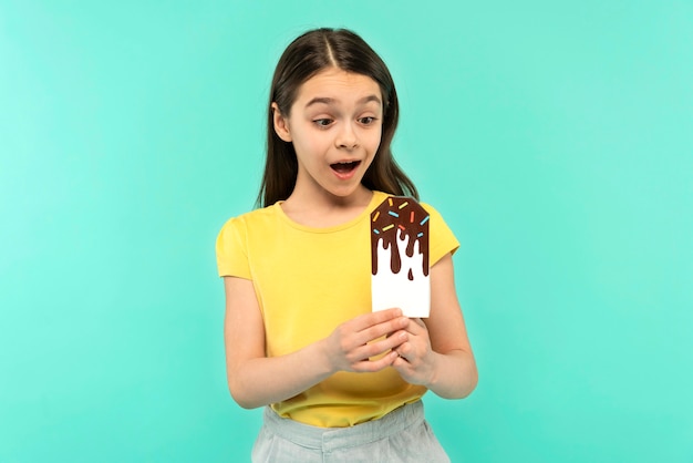 Foto gratuita niña bonita divirtiéndose en un estudio de ajuste de verano