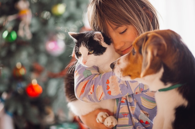 La niña bonita embarcarse gato y perro