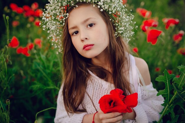 Niña bonita con flores roja