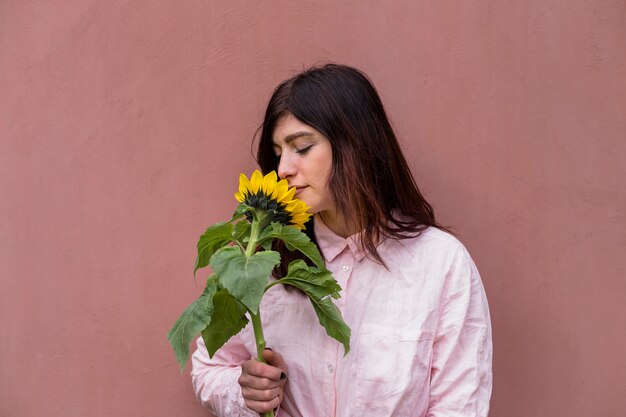 Niña bonita con girasol