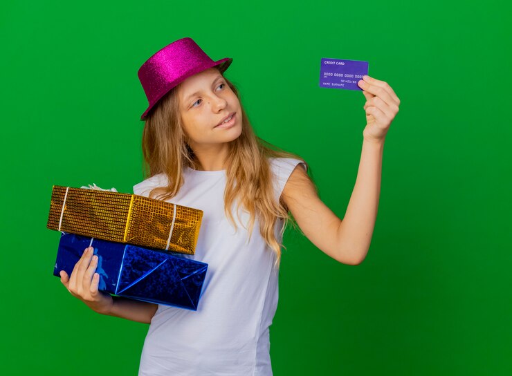 Foto gratuito niña bonita con sombrero de fiesta con cajas de regalo