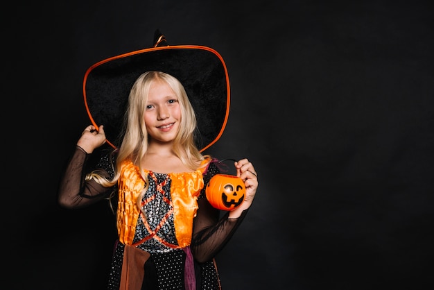 Niña bonita en traje de bruja