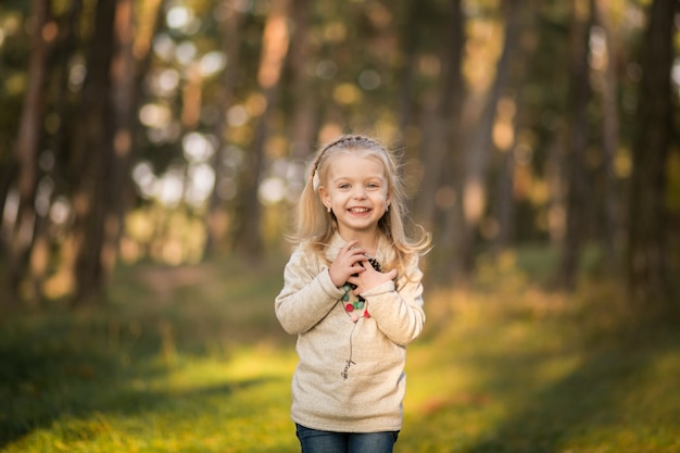 Niña en el bosque