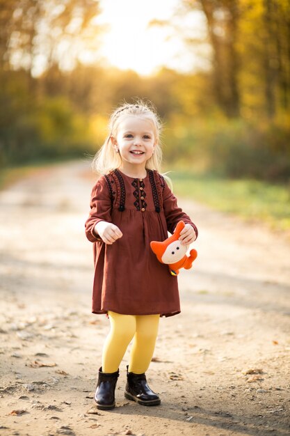 Niña en el bosque