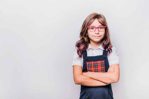 Niña con los brazos cruzados